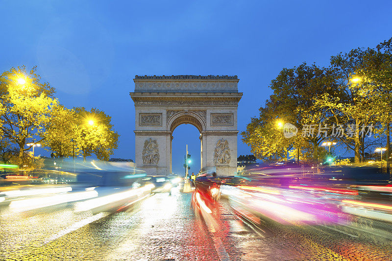 凯旋门， 巴黎在晚上
